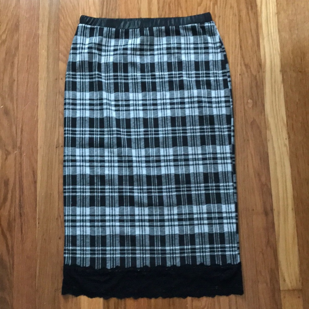 Bobeau black and white plaid skirt
